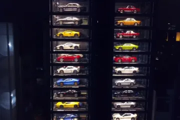 Ovaj 'aparat za prodaju' ispušta Ferrarije, Bentleye i Lamborghinije