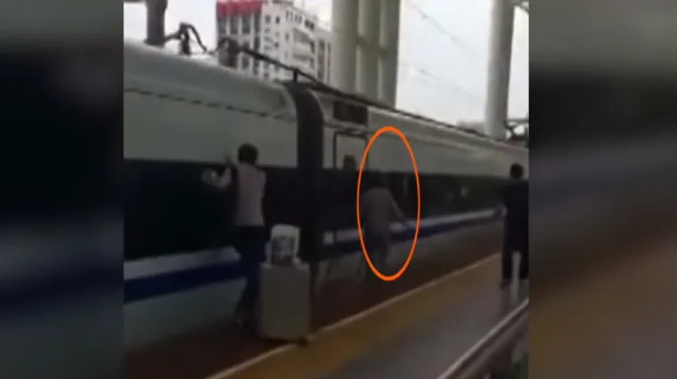 Morao trčati uz vlak nakon što su mu vrata uhvatila prst