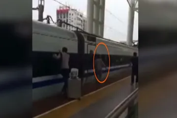 Morao trčati uz vlak nakon što su mu vrata uhvatila prst