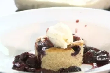 Mirisni kolač s trešnjama i mascarpone sirom