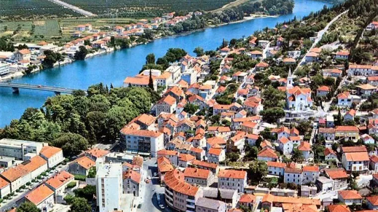 Sve se čuje, sve se zna: izbacili ju iz Mostovog autobusa jer je &lsquo;lajkala&rsquo; HDZ-ovog kandidata!?