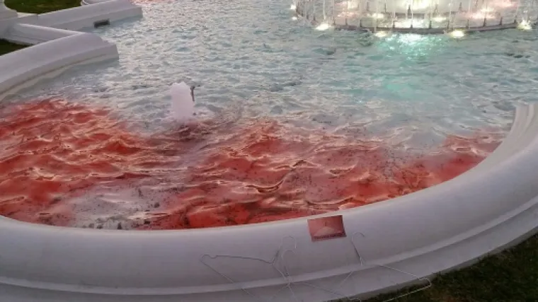 'Krvave' fontane sa žičanim vje&scaron;alicama &scaron;okirale građane