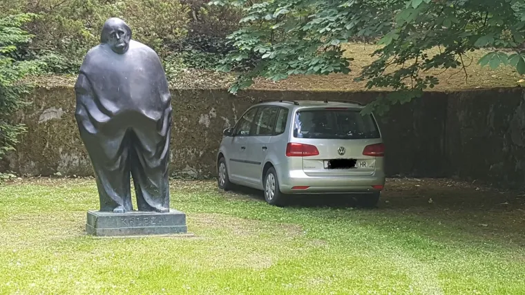 Pogledajte samo gdje je majstor ostavio automobil, čak se i veliki Krleža rastužio