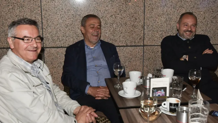 Bandić u stožer stigao tek oko ponoći: prije toga sjedio u kafiću, gledao u fontane i 'uživao kao mali pajcek'