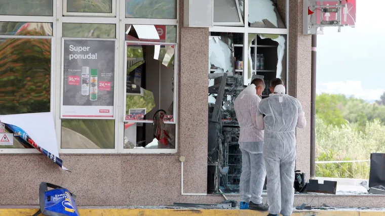 U Ka&scaron;telima u eksploziji raznesen bankomat
