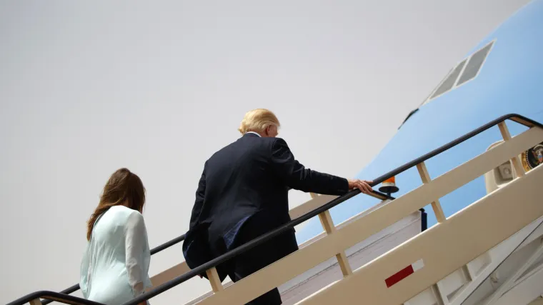 Trump Melaniju želio primiti za ruku, ona mu umakla