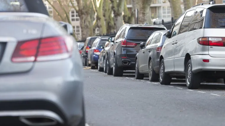 Pola joj se pra&scaron;ta? Ostavila iskrenu poruku na autu: 'Sori! Nisam nikad bočno parkirala! Popravit ću ga'