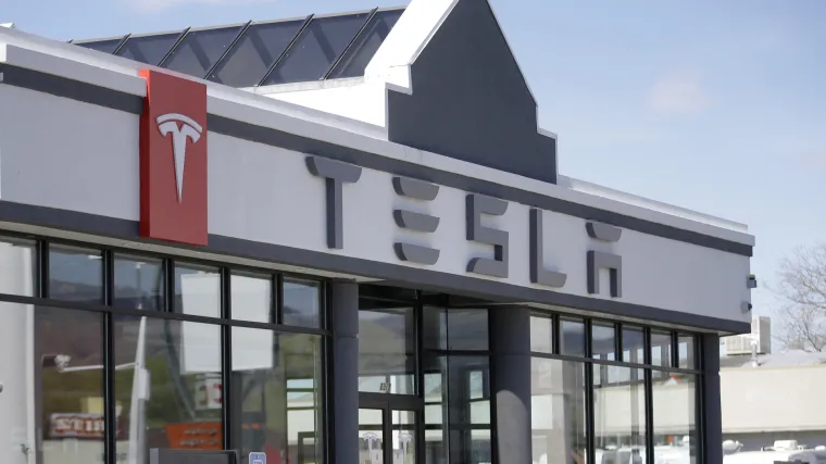 Teslini radnici u noćnoj mori: 'Ljudi padaju i razbijaju lice, druge &scaron;alju da nastave dok oni jo&scaron; leže'