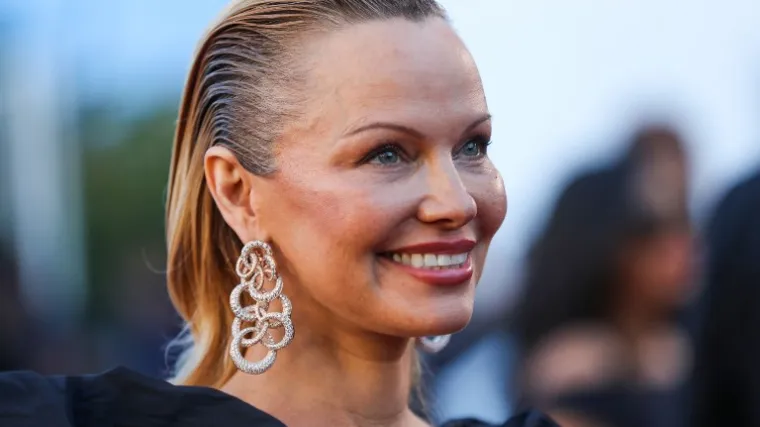 Pamela Anderson pojavila se na crvenom tepihu u Cannesu i uopće ne sliči na sebe