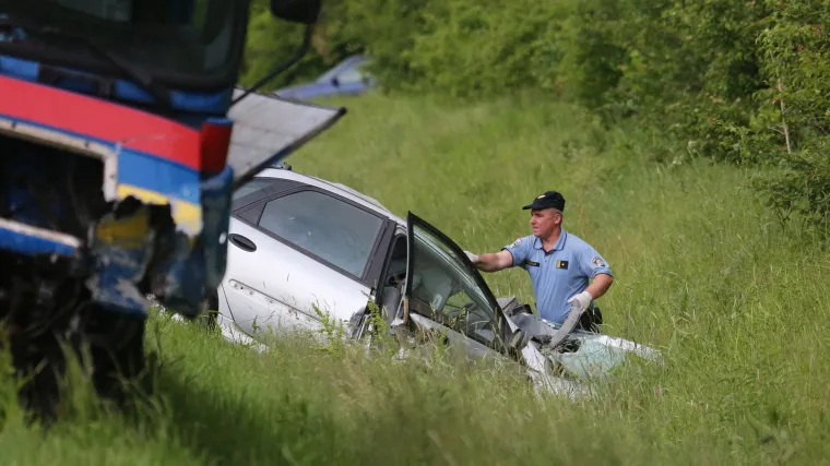Strava kod Osijeka: automobilom podletio pod teretni kamion i na mjestu poginuo