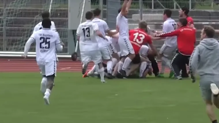 Golman zabio u &scaron;estoj minuti sudačke nadoknade i spasio svoju momčad od ispadanja