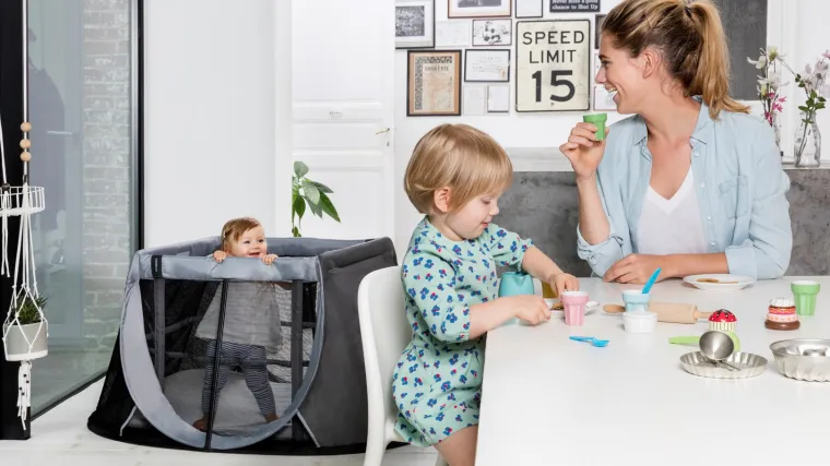 Bezbrižno putovanje: zračna podloga za autosjedalice protiv znojenja i putni krevetić