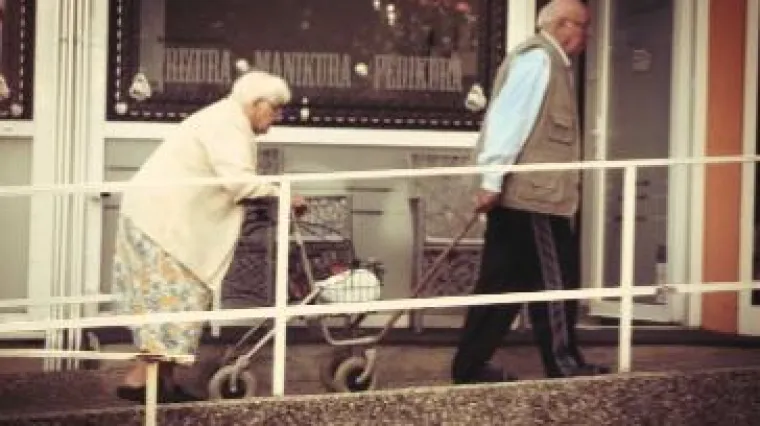 Ljubav ispred staračkog doma na Ravnicama: on jedva hoda, ali i dalje nju vuče