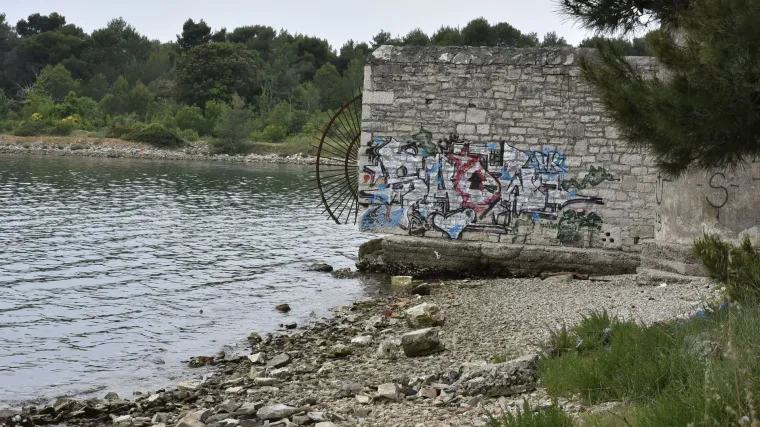 Na tijelu trogodi&scaron;njaka vidljivi tragovi nasilja: pretpostavlja se da je zadavljen i bačen u more