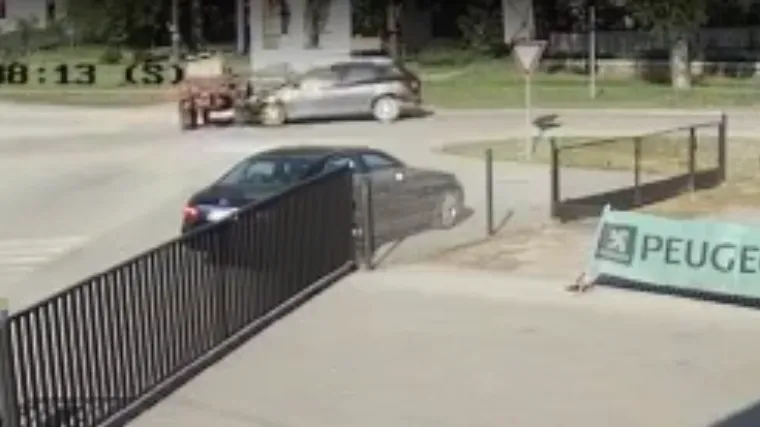 Stravična snimka: vozač traktora u Velikoj Gorici preživio teški sudar