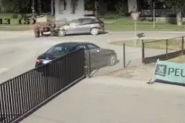 Stravična snimka: vozač traktora u Velikoj Gorici preživio teški sudar