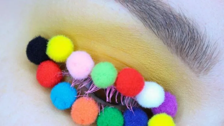 &Scaron;areni pomponi su najnoviji make-up trend. Barem na Instagramu