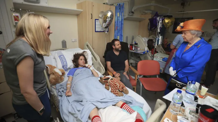 Kraljica posjetila ozlijeđene u manchesterskom napadu: 'Ariana Grande je jako dobra pjevačica'