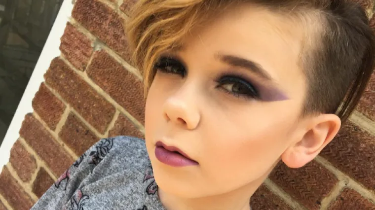 Mali od make-upa: Ovaj desetogodi&scaron;nji dečko odlučio je slijediti svoje snove i sad totalno rastura u &scaron;minkanju