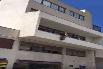 Priveden pa izazvao strku: rastrojeni mladić prijetio da će se baciti s policijskog balkona