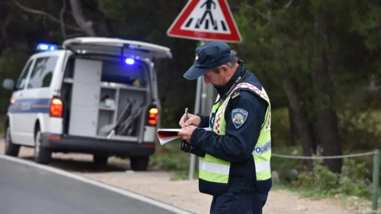 Poginuo u autu koje se prevrnulo na autocesti
