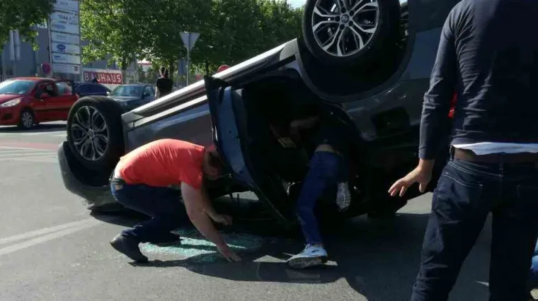 U sudaru dvaju automobila jedan zavr&scaron;io na krovu, vozač u bolnici