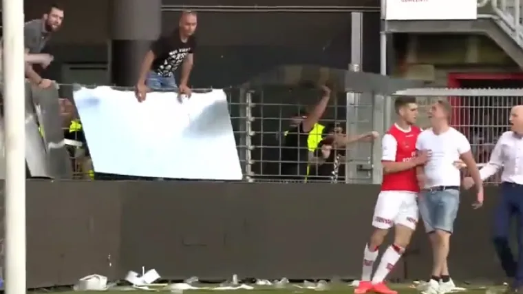 Huligani uletjeli na teren, umjesto za&scaron;titara ih zaustavljali igrači