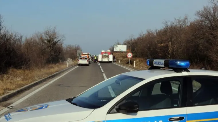 Auto udario u betonski most i zapalio se, petero ozlijeđenih