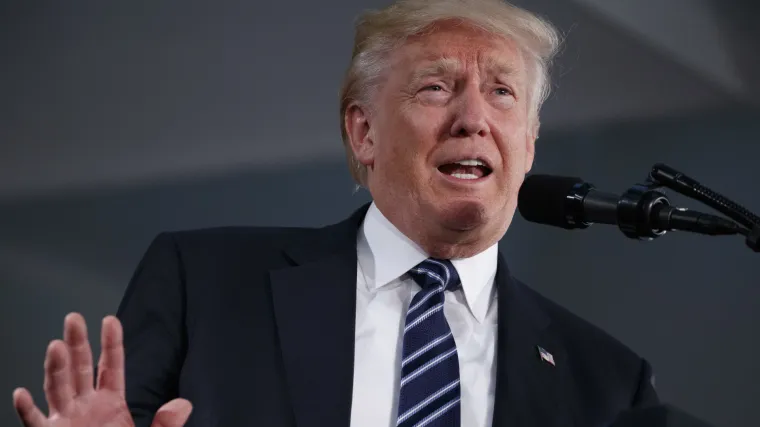 Po povratku kući Trump se latio Twittera i osudio medijske 'laži'