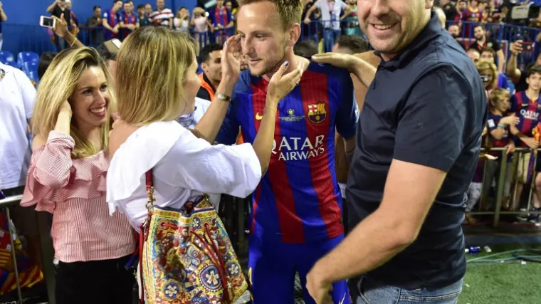 Hrvatski veznjak pospremio trofej Kupa kralja i mnoge raznježio čestitkom