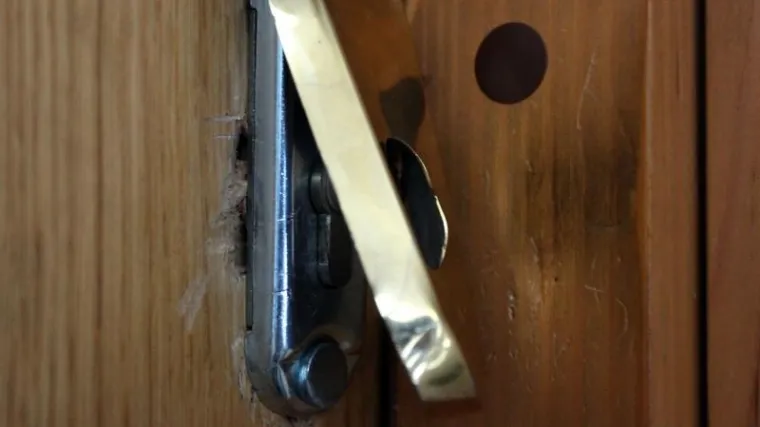 Usred dana u Splitu trojica upala u stan, ozlijedila dvojicu ukućana te ih opljačkali