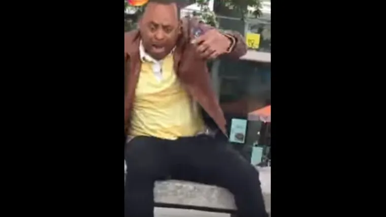 Vadio 'svog pitona' gdje god je stigao: &scaron;okirani prolaznici ostali bez riječi