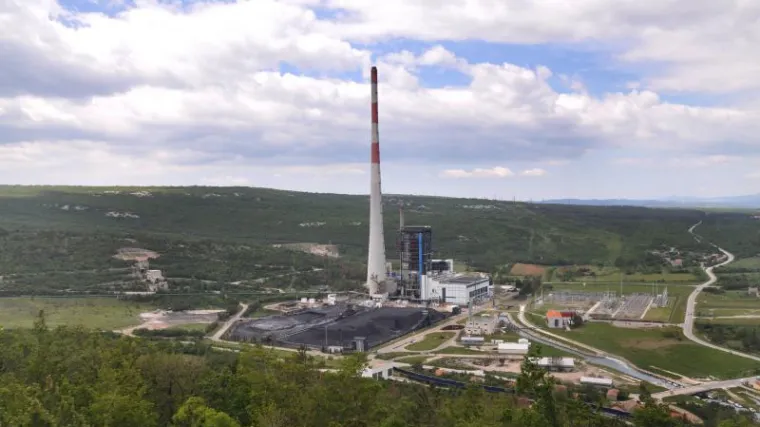 Požar u termoelektrani Plomin: čuo se prasak, vatrogasci gase požar