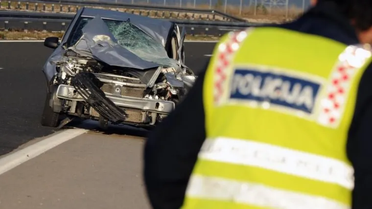 U sudaru dva automobila poginula jedna osoba