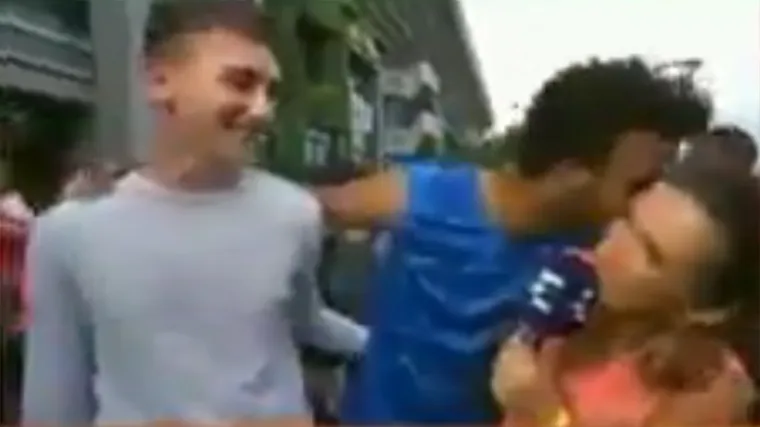 Pred milijunima gledatelja poku&scaron;ao poljubiti novinarku! 'Da nismo bili u prijenosu, udarila bih ga'