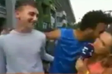 Pred milijunima gledatelja poku&scaron;ao poljubiti novinarku! 'Da nismo bili u prijenosu, udarila bih ga'