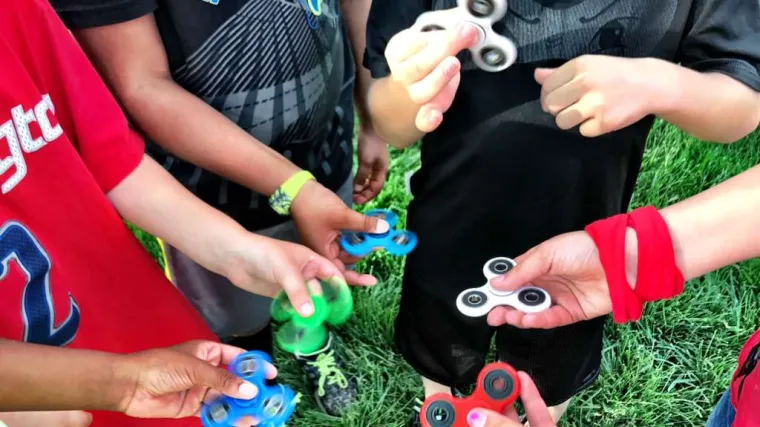 Pokemoni su pro&scaron;lost: novi trend 'Fidget Spinner' zaludio klince diljem svijeta!