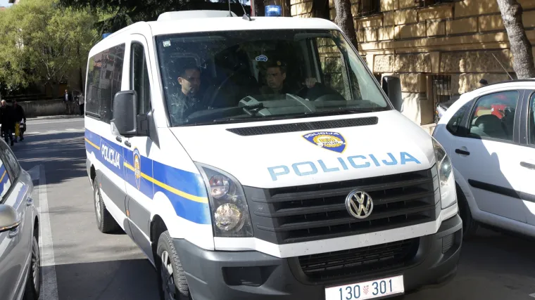 Mladić u &Scaron;ibeniku ozlijedio djevojku s kojom živi pa napao zaposlenicu bolnice