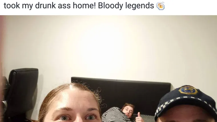 Policajci ga doveli doma pijanog i slikali selfie kako bi znao kako je do&scaron;ao kući