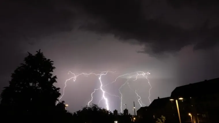 Munje parale nebo, padala i tuča