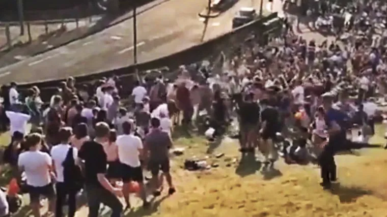 Snimka masovne tučnjave pred popularnom pivnicom zgrozila svijet