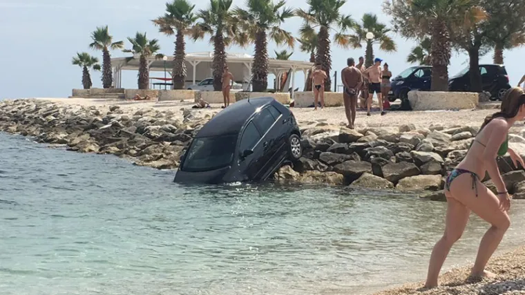 Na splitskoj plaži vozač automobila zaboravio podignuti ručnu: Golf se 'osvježio' u moru
