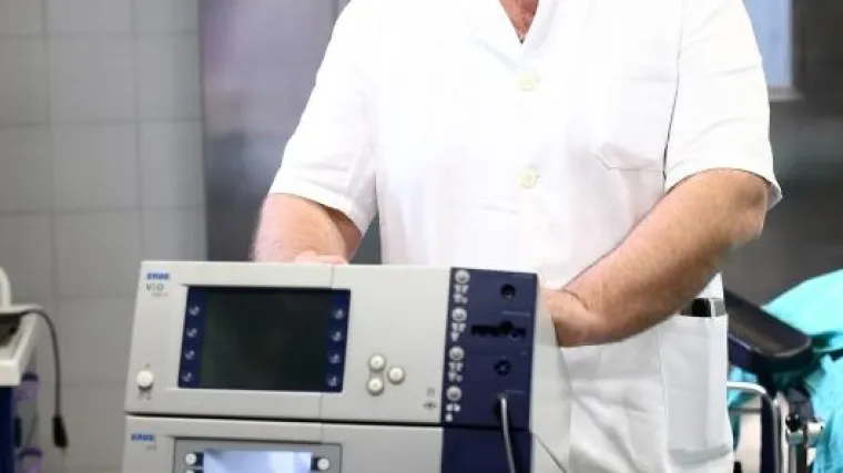 Ugledni kirurg dobio otkaz: optužili ga da je objavio fotografije s operacije tijekom koje je pukla cijev zbog čega je pacijentica dobila sepsu