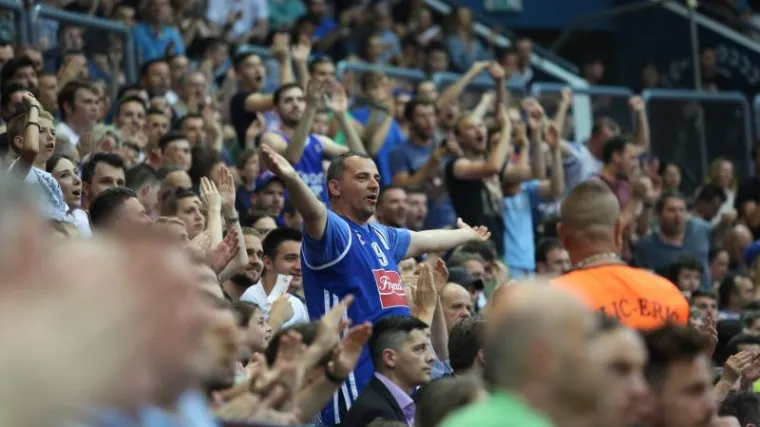 Gledatelji s ulaznicama ostali ispred vrata