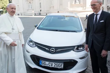 Papa dobio ključeve Opelovog modela Ampera-e