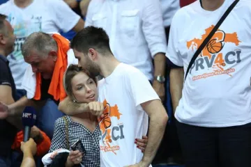 Emil Tedeschi i Lana Jurčević ni u javnosti ne skidaju ruke jedno s drugoga