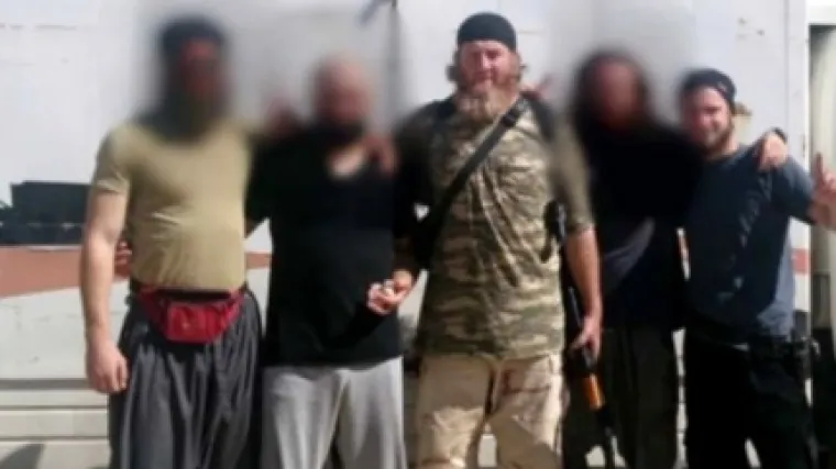 Abdulah je ratničku karijeru započeo pomažući Srbima u klanju muslimana