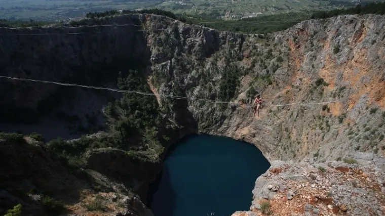 Avanturisti hodaju po žici iznad imotskog Crvenog jezera: pothvat koji oduzima dah