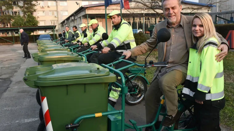 'Prvi dan Bog stvori nebo i zemlju. Drugi dan postavi Bandića na čelo Zagreba'