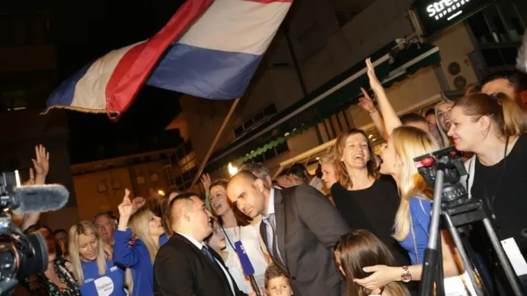 Nakon pobjede u Metkoviću HDZ-ovci slavili pjesmom i poručili: 'Nema vi&scaron;e du&scaron;o mostova'